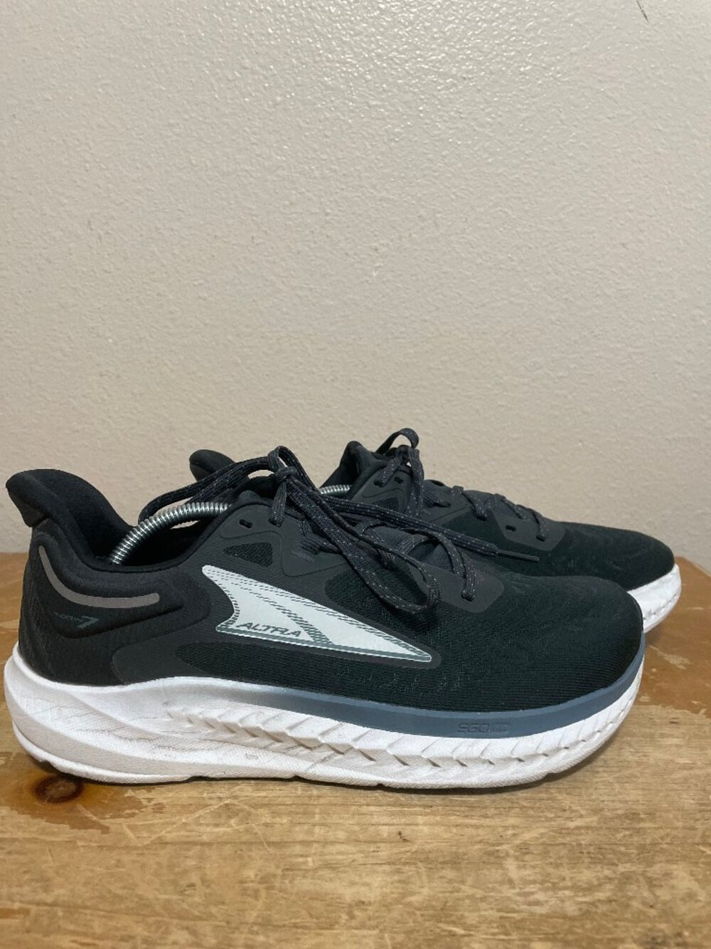 Altra Torin 7 AL0A82CZ000 Black White Running Atheltic Shoes Women's sz 9